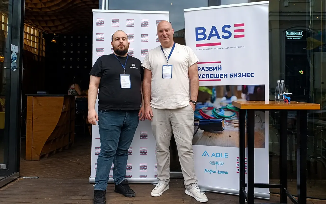 Николай Ковачев и Явор Маринов от WebComa на годишната конференция на BASE в София