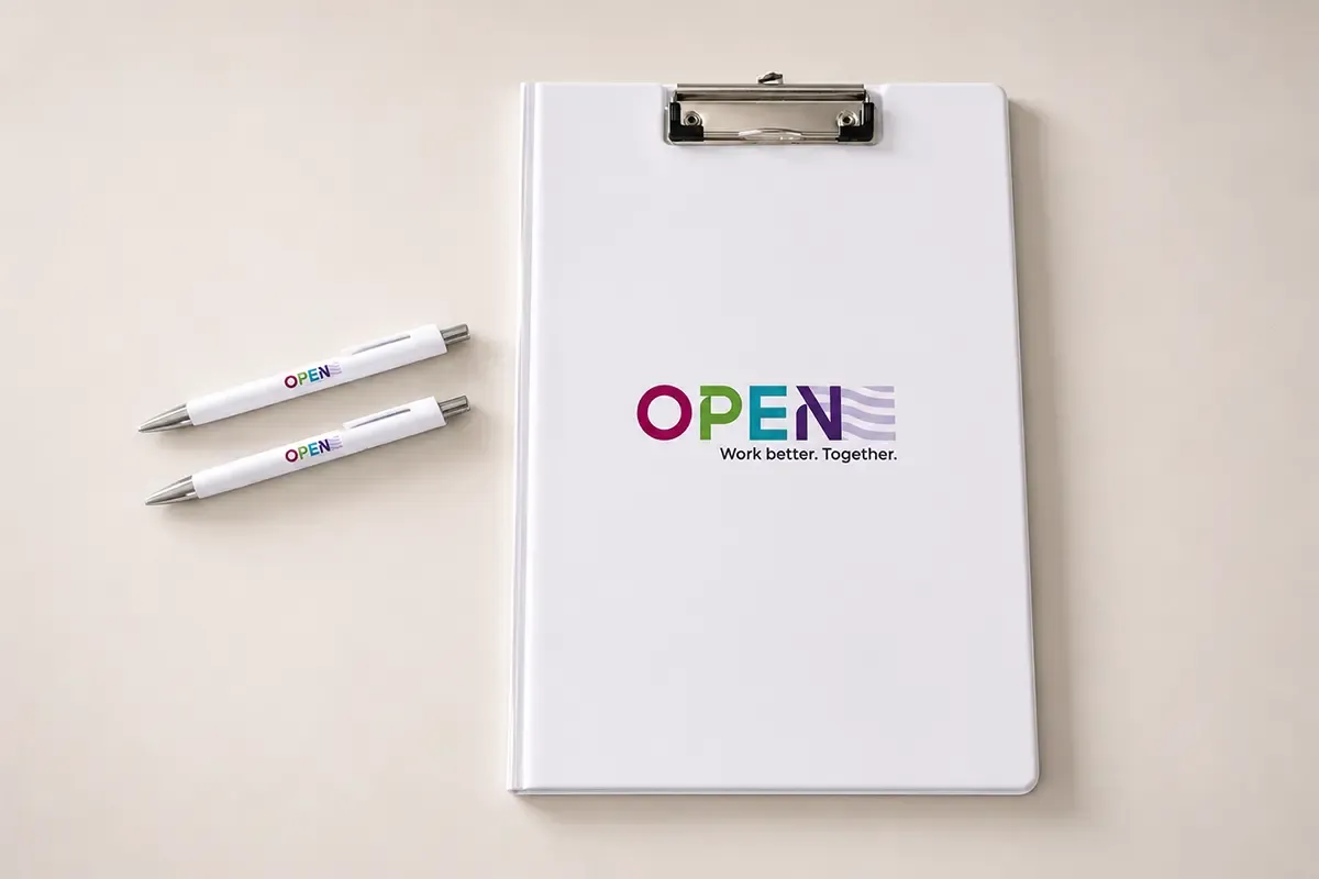 Клипборд и химикалки с визуалната идентичност на OPEN by TSA