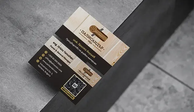 Визитки за Palisandar с дървесен фон, контактна информация и QR код.